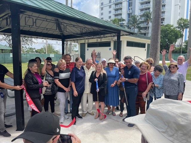 Mayor Suarez and residents cutting ribbon for the new Antonio Maceo Park Restroom